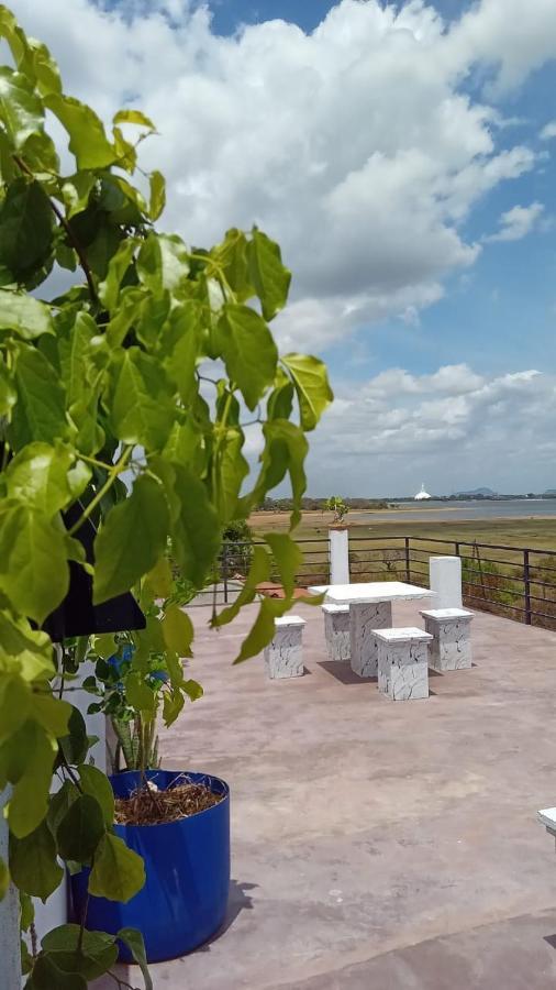 Lake Edge Resort Anuradhapura Exteriör bild
