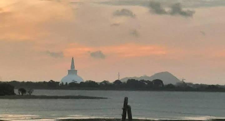 Lake Edge Resort Anuradhapura Exteriör bild