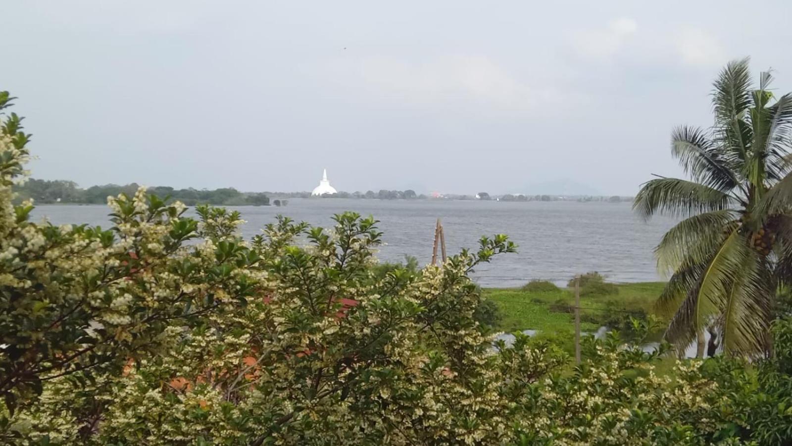 Lake Edge Resort Anuradhapura Exteriör bild
